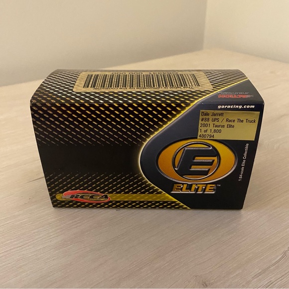 2001 Action RCCA ELITE Dale Jarrett #88 UPS Ford Taurus 1397 of 1800 MINT 1/64 - Picture 1 of 9